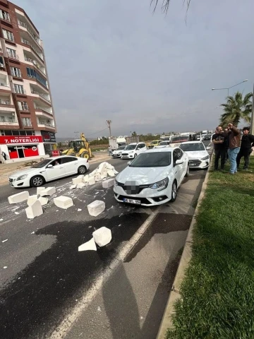 Mardin’de tırdan düşen kireç taşları trafiği olumsuz etkiledi
