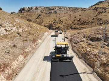Mardin’de Türkmen Vadisi alternatif çevre yoluna ilk asfalt döküldü
