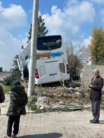 Mardin’de yolcu otobüsü bir evin bahçesine girdi
