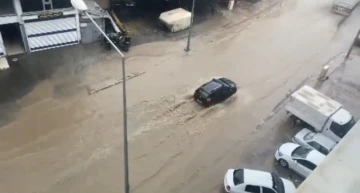 Mardin’de yollar göle döndü
