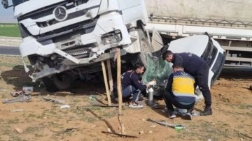 Mardin&rsquo;de feci kaza... Tır otomobili biçti: 2 ölü, 2 yaralı!