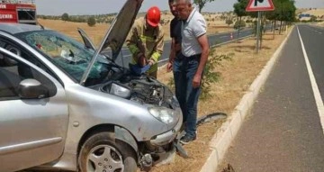 Mardin’de kontrolden çıkan otomobil refüje çıktı: 2 yaralı