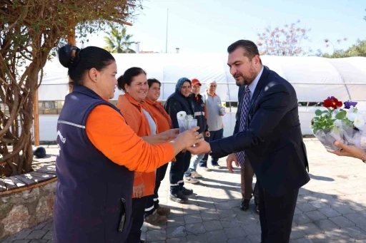 Marmaris Belediyesi’nde kadın personele 8 Mart jesti
