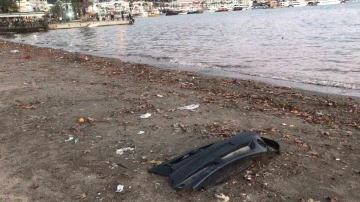 Marmaris’te etkili olan sağanağın ardından sahil çöple doldu
