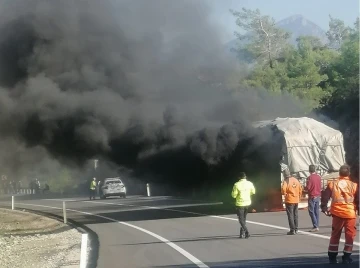 Marmaris’te seyir halindeki tomruk yüklü tır alev aldı
