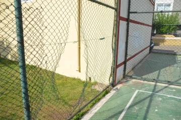 Marmaris’teki basketbol sahasının tel örgüleri tahrip edildi
