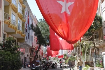 Marmaris’teki bu sokak sekizinci kez 23 Nisan coşkusuna hazırlanıyor
