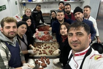 Marmarisli aşçılar kazanları depremzedeler için kaynatıyor