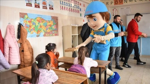 Maskot "Neşeli" Şanlıurfa'da kırsaldaki okullarda pizza dağıtıyor