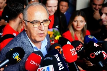 Mehmet Akif Üstündağ: “Türk voleybolu adına gurur duyuyorum”
