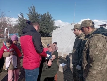 Mehmetçik Kilis’te sıcak çorba ikramını sürdürüyor
