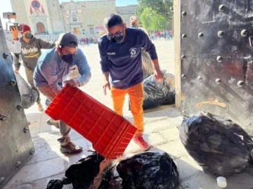 Meksika’da eylem yapan temizlik işçileri, belediye binasını çöple doldurdu
