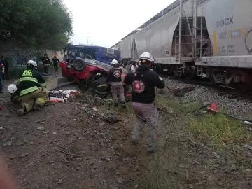 Meksika’da tren otomobil ve otobüsü biçti: 1 ölü, 19 yaralı
