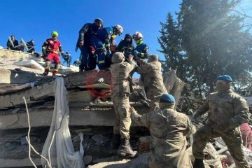 Meksikalı ekipler enkaz altından 3 kişiyi sağ olarak çıkardı