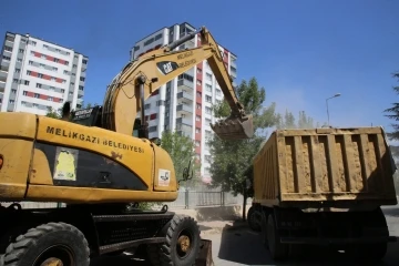 Melikgazi Genelinde Taşkın Suyu Kanallarında Temizlik Yapıldı
