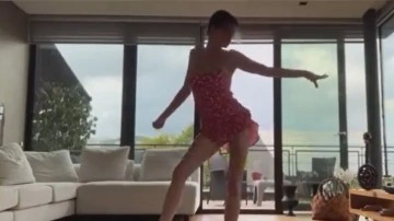 Melis Sezen’den mini elbise ile dans şov! Melis Sezen bu sefer dansıyla büyüledi