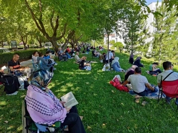 Memur adayları salonlarda, yakınları dışarıda sınav heyecanı yaşadı
