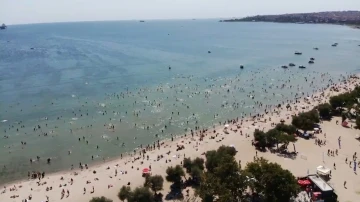 Menekşe Plajı’ndaki yoğunluk havadan görüntülendi
