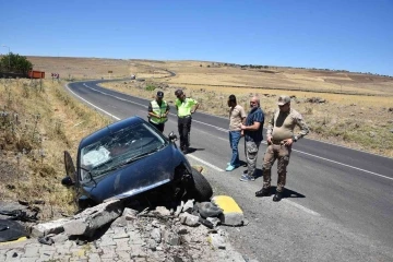 Menfeze çarpan otomobildeki 3 kişi yaralandı
