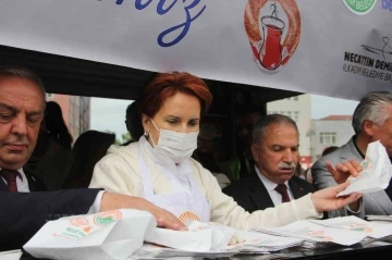 Meral Akşener İlkadım’ın Simit Şenliği’nde simit dağıttı
