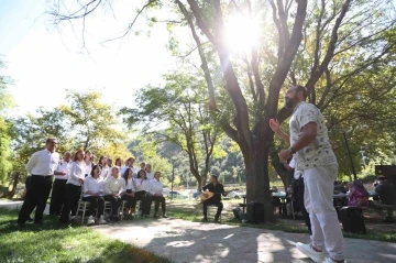 Merkezefendili yaşılar, Dünya Alzheimer Günü’nde keyifli vakit geçirdi
