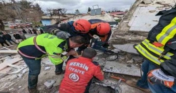 Mersin Büyükşehir Belediyesi ekipleri göçük altından 16 kişiyi kurtardı