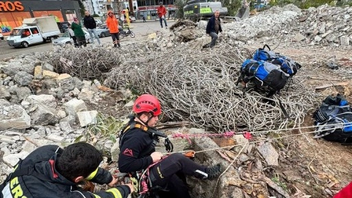 Mersin'de 12 metrelik su kuyusuna düşen adam itfaiye ekipleri tarafından kurtarıldı