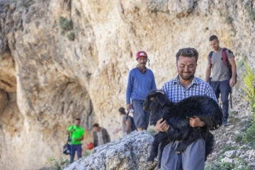 Mersin’de 15 metrelik obruğa düşen keçiyi itfaiye kurtardı
