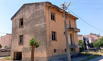 Mersin’de 2 katlı eski binanın yıkımı gerçekleştirildi
