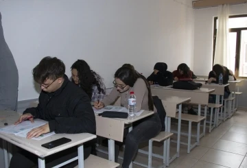 Mersin’de depremzede öğrenciler kurs merkezlerinde sınava hazırlanıyor
