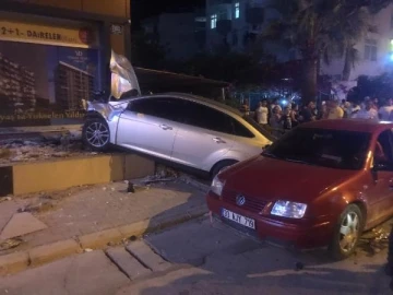 Mersin'de iki otomobilin çarpıştığı kaza kamerada: 1 ölü, 5 yaralı