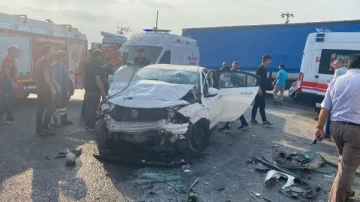 Mersin'de işçi servisi ile otomobil çarpıştı: 14 yaralı 