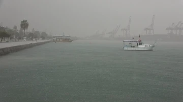 Mersin’de sağanak yağış ve fırtına etkili oldu
