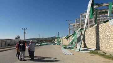 Mersin’de şiddetli rüzgar fabrika inşaatı çatısını uçurdu
