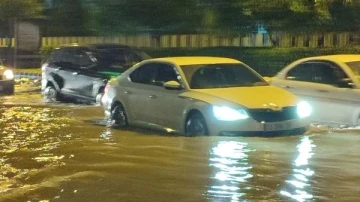 Mersin'de şiddetli yağmur ve fırtına hayatı olumsuz etkiledi