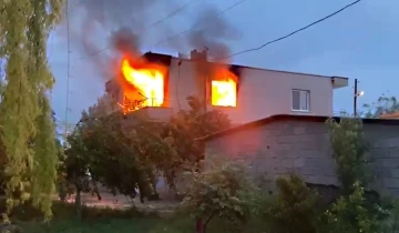 Mersin’de yıldırım düşen müstakil evde yangın çıktı
