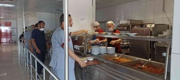 Mersin’deki hastanelerin yemeği öğretmenevinden karşılanıyor
