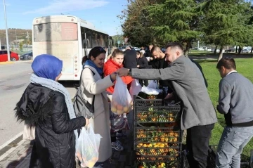 Mersin’den gönderilen meyveler İzmitlilere dağıtıldı
