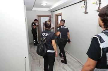 Mersin polisinden günübirlik evlerde denetim: 17 aranan şahıs yakalandı
