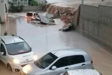 Mersin'de yağmur etkili oldu, onlarca araç sular içinde kaldı