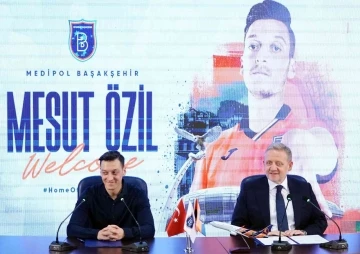Mesut Özil, Başakşehir’e resmi imzayı attı
