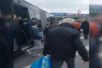 Metrobüs arızalanınca vatandaşlar yürümek zorunda kaldı