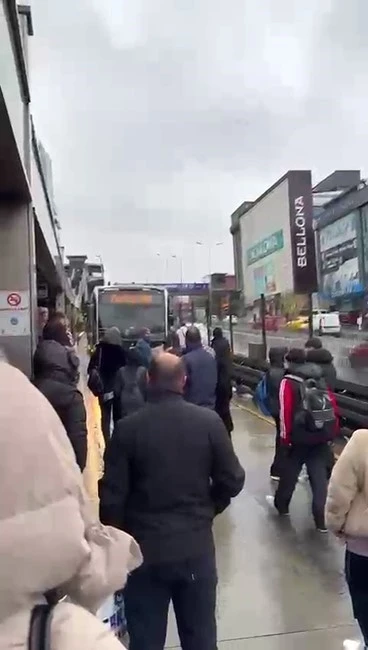 Metrobüsler durağı pas geçince vatandaşlar çileden çıktı
