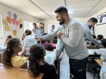 Mevsimlik tarım işçilerinin çocuklarını sevindiren hediyeler
