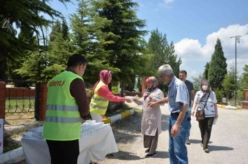 Mezarlıkta arife günü yoğunluğu
