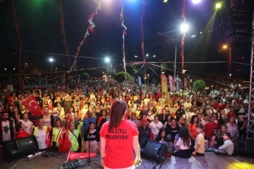 Mezitlililer, 19 Mayıs coşkusunu Kibrit Kutusu ile yaşadı
