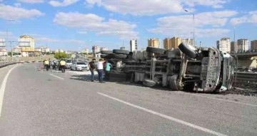 Mıcır yüklü kamyon devrildi: 1 yaralı