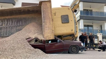 Mıcır yüklü kamyon Mercedes’i hurdaya çevirdi
