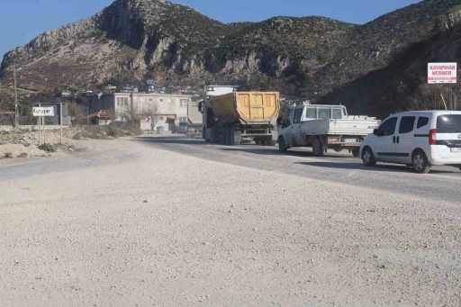 Mikserlerden yola dökülen beton muhtarı kızdırdı
