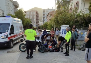 Milas'ta Motosikletin Yayaya Çarpması Sonucu 2 Kişi Yaralandı